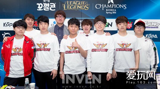 这一消息背 这一消息背